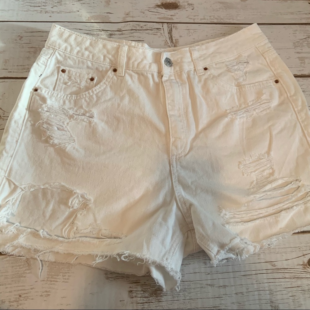 Topshop Moto petite distressed white jeans shorts - Picture 2 of 7